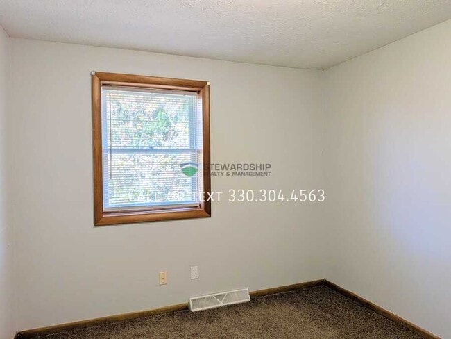 Building Photo - 127 Elm St NE