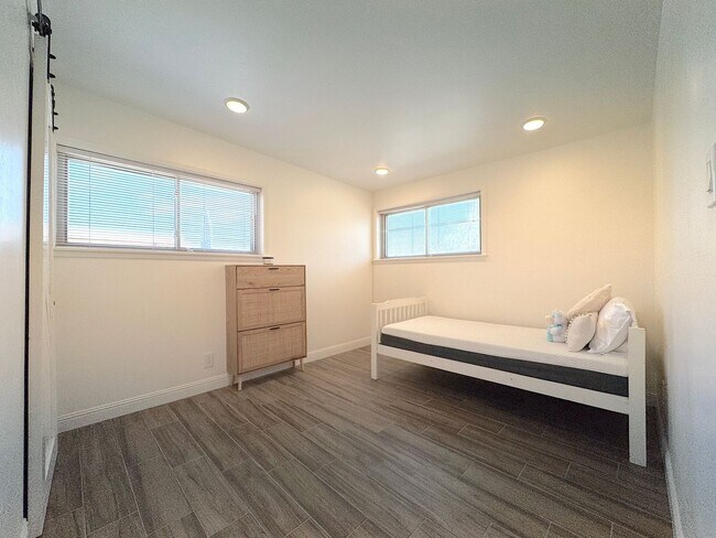 Building Photo - Northeast El Paso 4 Bed Refrig A/C!