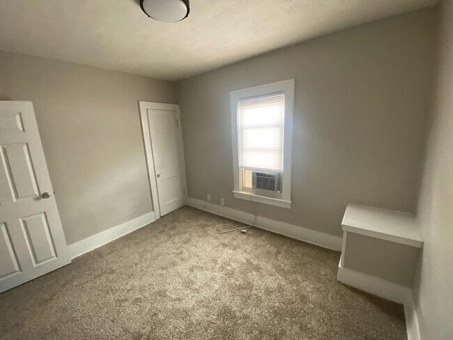 Building Photo - SPRING MOVE IN SPECIAL!!   Large 2 Bedroom Duplex in prime location Weiland Park / Itailian Villa...