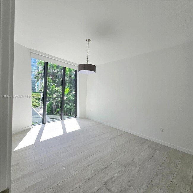 Building Photo - 2831 S Bayshore Dr