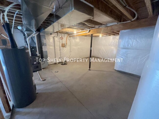Building Photo - 420 NW Compass Ave