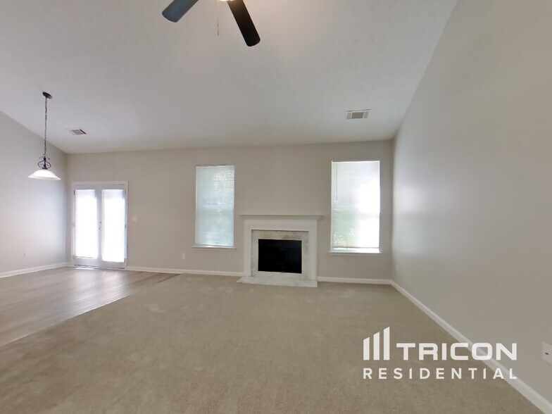 Building Photo - 5746 Lakeside Dr