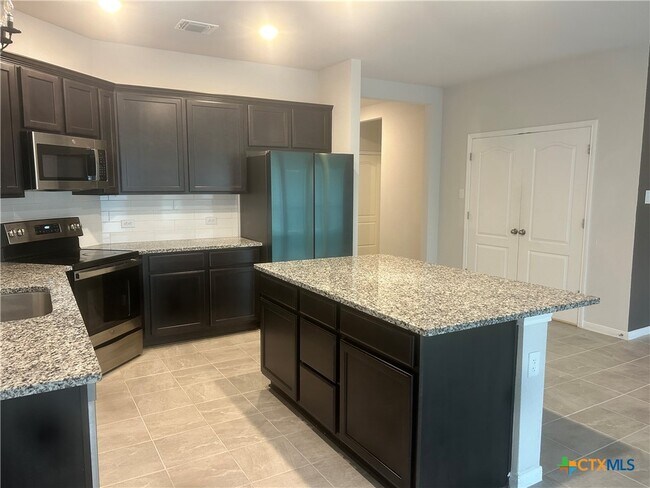 Building Photo - 631 Friar Tuck Dr