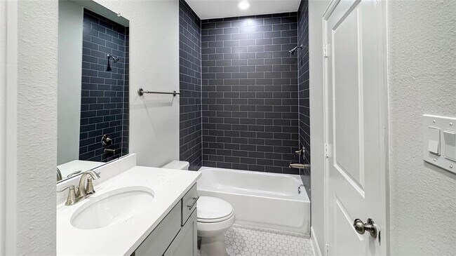 Building Photo - 1126 W 26th St