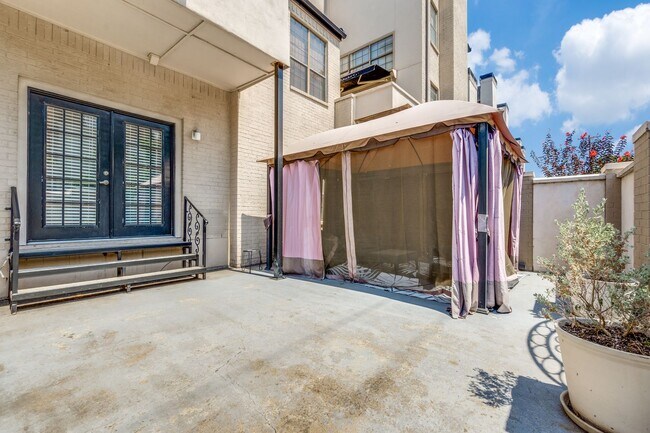 Building Photo - Adorable 1 bedroom 1 bath condo with spaci...