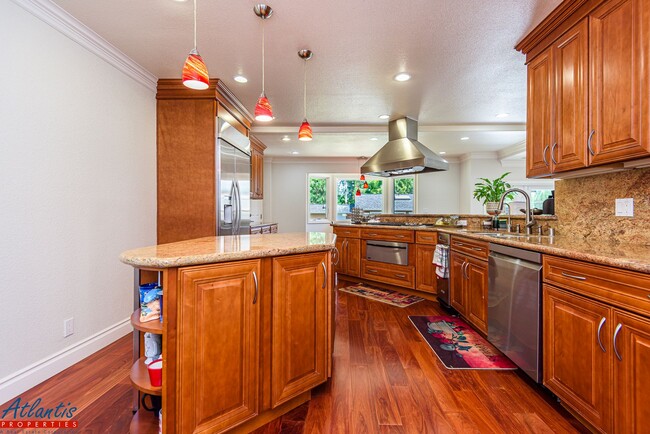 Building Photo - Stunning Home | Desirable Neighborhood | D...