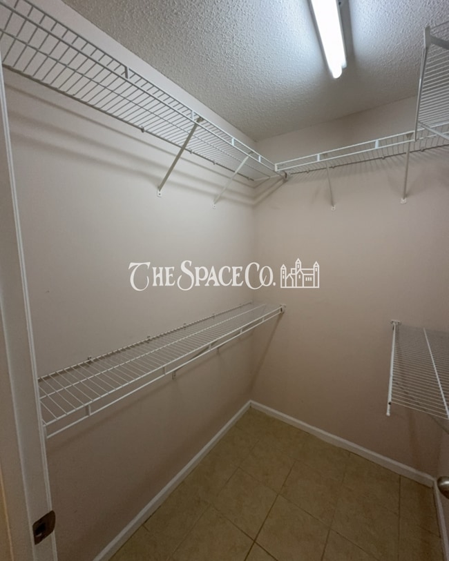 Building Photo - "Charming 2-Bedroom Retreat with 2 Full Baths on Vermont Road!"