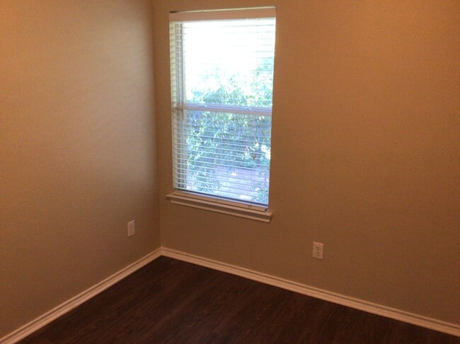 Building Photo - 6811 Shore Breeze Court