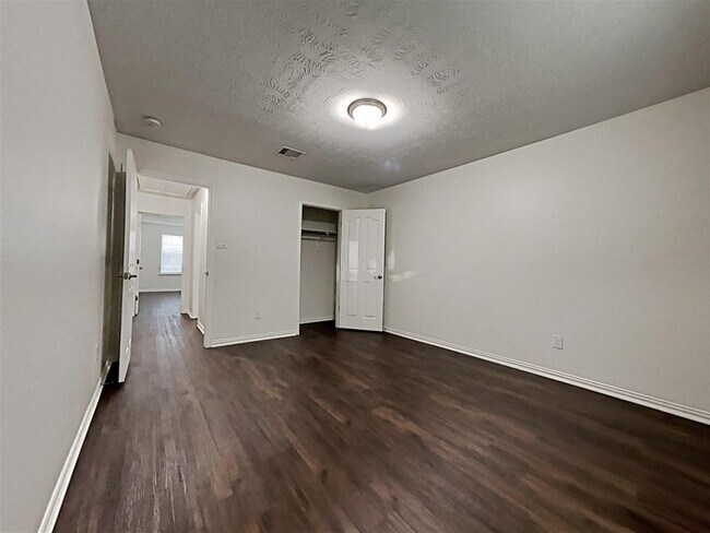 Building Photo - 2213 Oak Cir Dr N