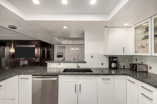 Building Photo - 7970 E Camelback Rd