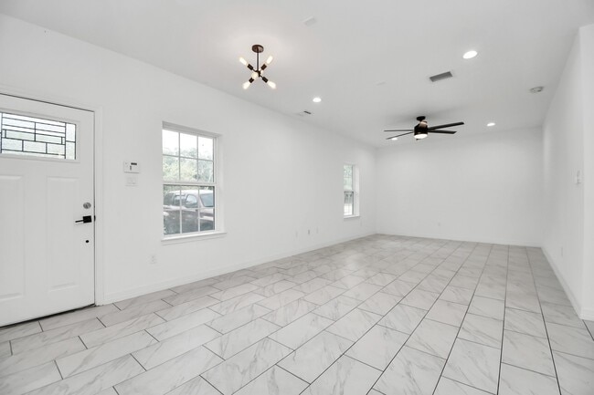 Building Photo - 9003 Prairie View Dr