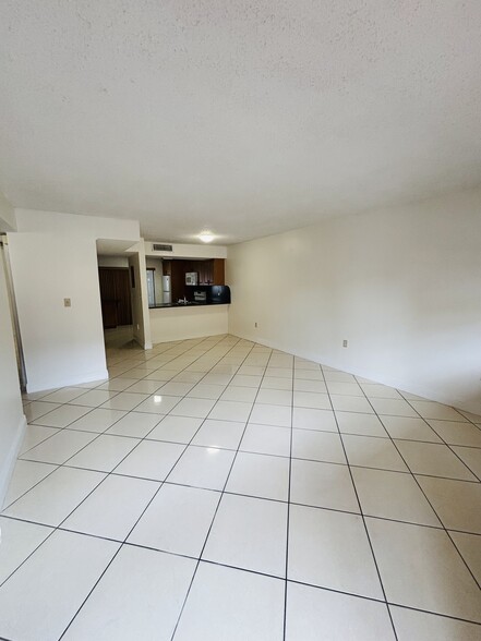 Living / Dining area - 1331 W 51st Pl