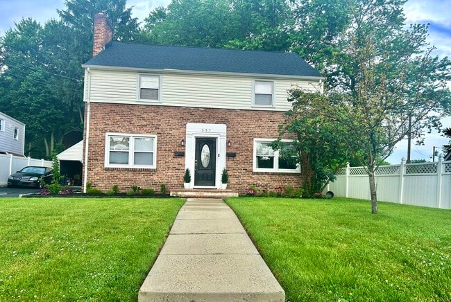 Building Photo - 557 Linden Ave