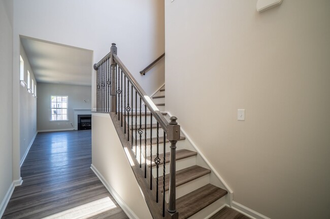 Building Photo - Stunning New Smart Home Palisades Area!
