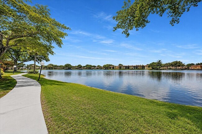 Building Photo - 412 Briarwood Cir