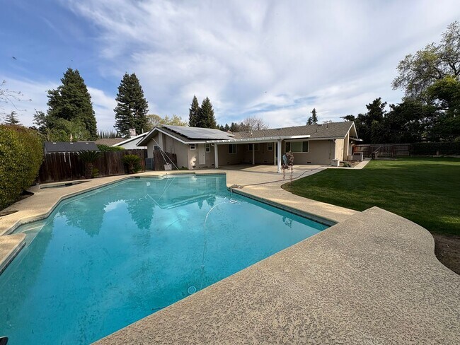 Building Photo - NW Visalia Home Near Country Club Available Now! *Private Showing Only*