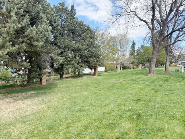 Building Photo - Clean & Quiet 3 Bed / 2.5 Bath Town Home with 2 Car Garage in Arvada