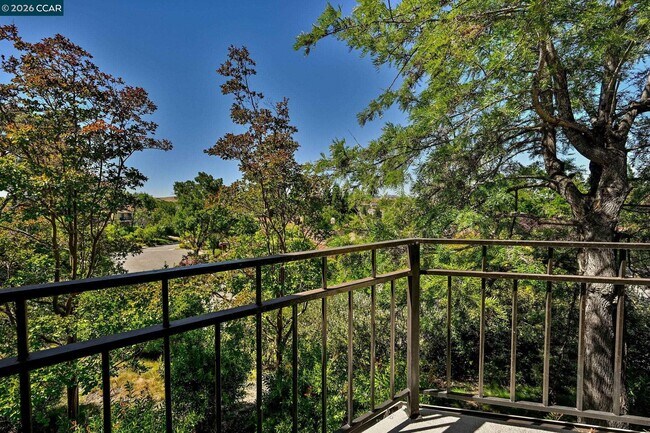 Building Photo - 5012 Lakeview Dr
