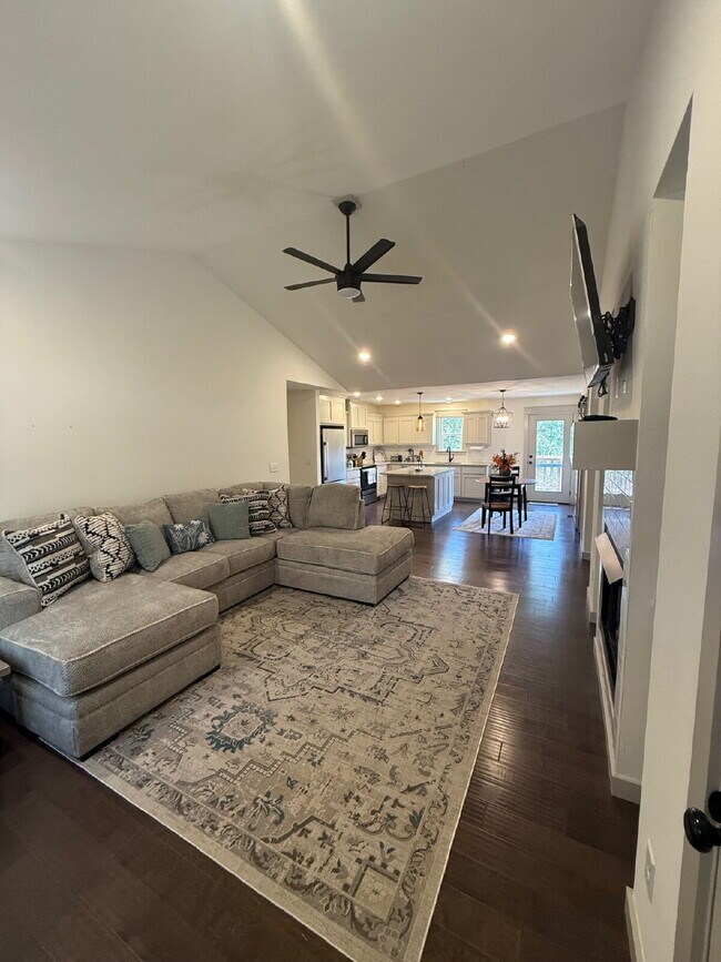 Building Photo - Charming Furnished 3-Bedroom 2 Bath Home i...