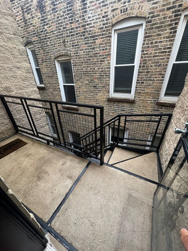 Building Photo - 1458 N Artesian Ave