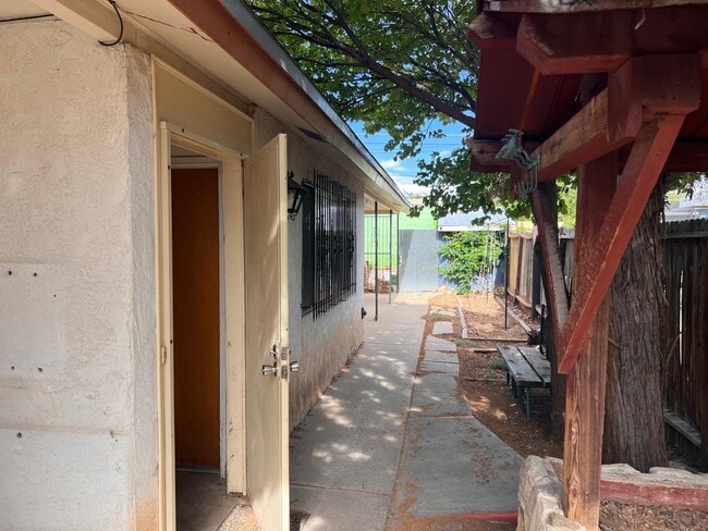 Building Photo - 816 Ortiz Dr SE