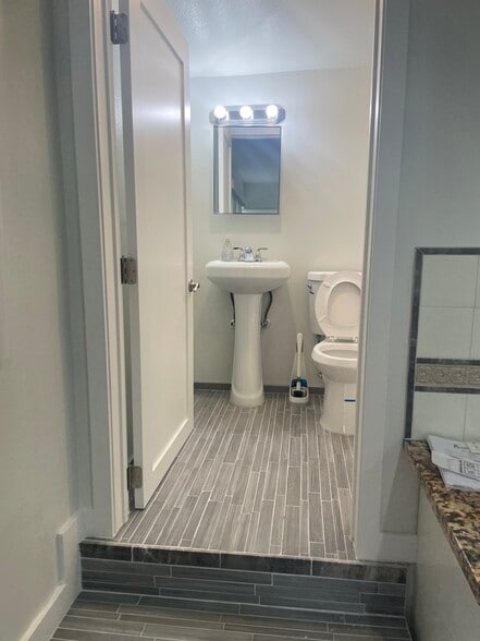 Building Photo - 1712 W 147th St