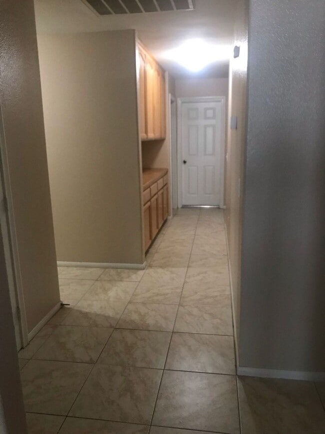 Building Photo - 4 BEDROOM HOME WITH VIEWS, NEAR WAALEW IN SYCAMORE ROCKS AREA OF APPLE VALLEY.