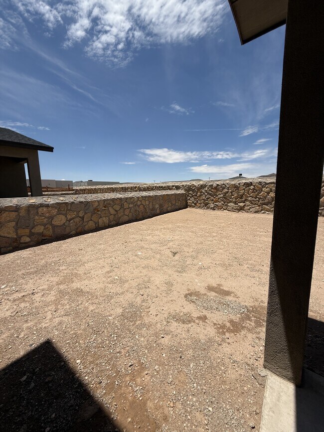 Building Photo - 1099 Sky River St