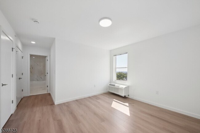 Building Photo - 369 18th Ave