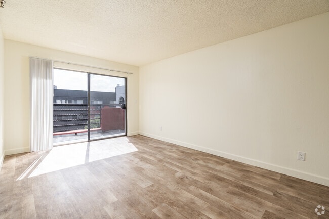 2BR, 1BA - 750SF - Living Room - 636 N HILL PLACE
