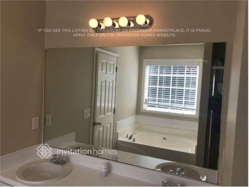 Building Photo - 220 Lake Valley Dr SW