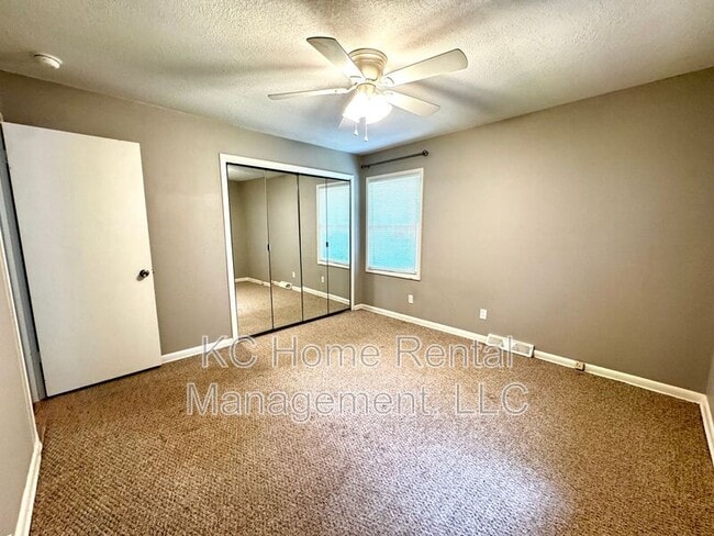 Building Photo - 5431 Outlook St