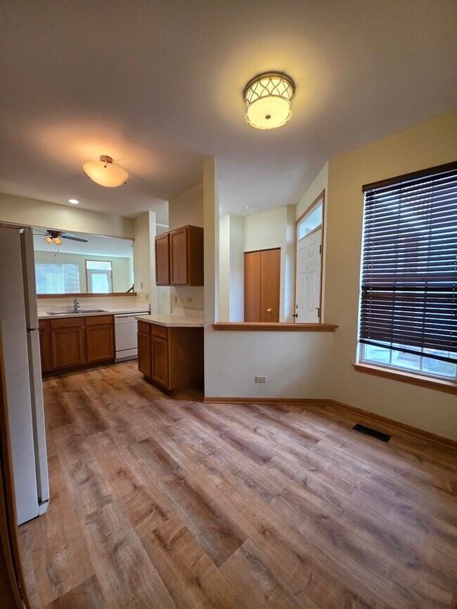 Building Photo - 10 Waverly Ct