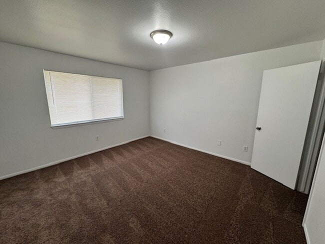 Building Photo - Gorgeous Remodeled 3+2 On Half Acre- $2500