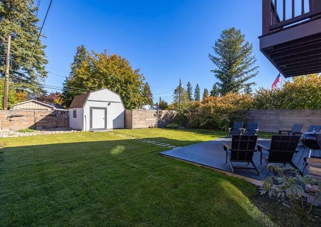 Building Photo - 4 Bed, 2 Bath, Fully Furnished, 2 Level Home, Fenced Yard