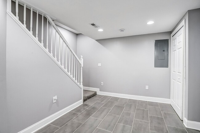 Building Photo - Bright and Beautiful Benning Ridge Abode