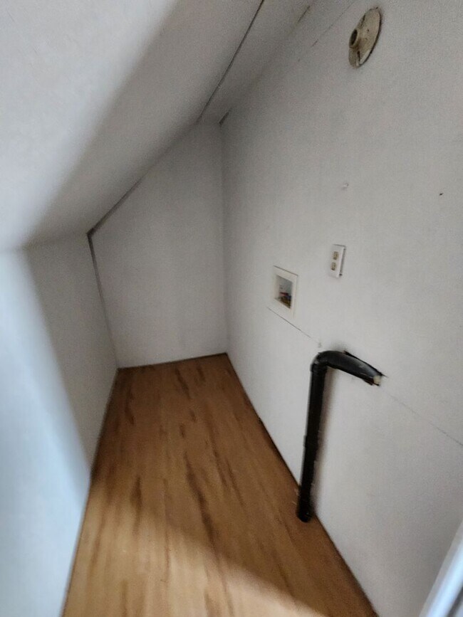 Building Photo - Spacious 2-Bedroom, 1-Bathroom Home AVAILA...