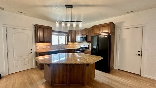 Building Photo - Cute little gated community 3 bed 2.5 bath...