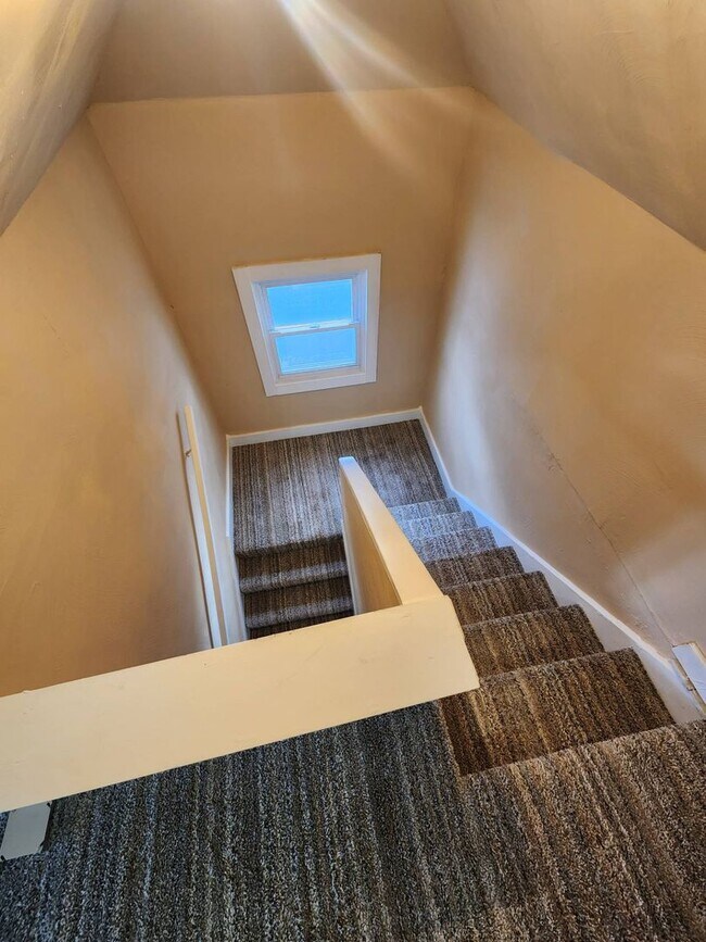 Building Photo - Charming 4-Bedroom Property in Prime Location