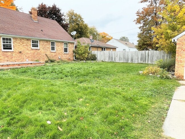 Building Photo - Cute Home in the Heart of Green Bay! PETS WELCOME