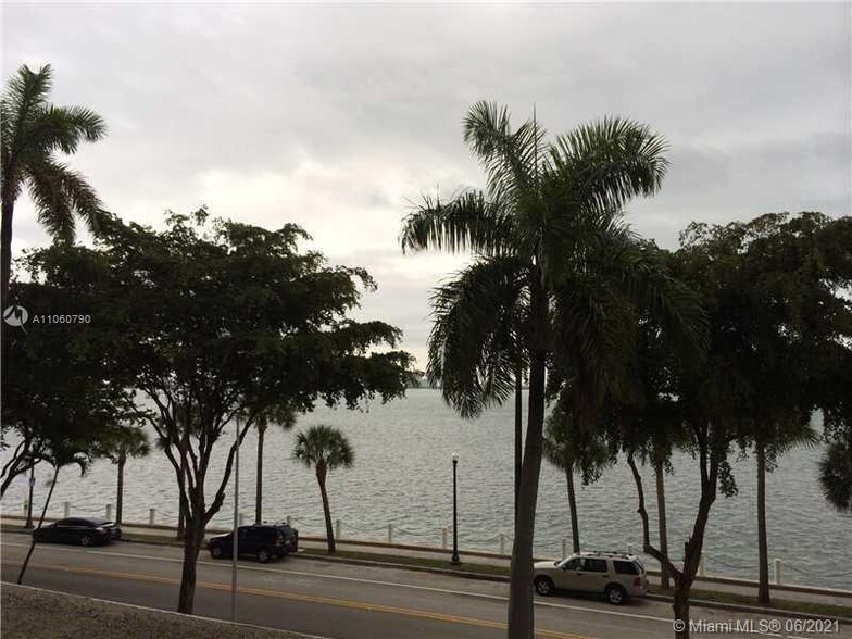 Building Photo - 1420 Brickell Bay Dr