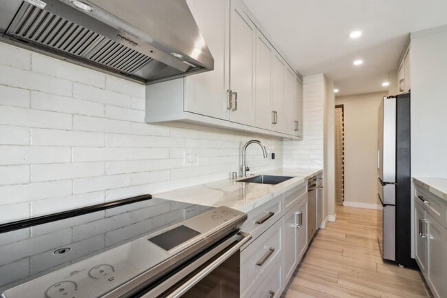 Building Photo - 1155 N La Cienega Blvd