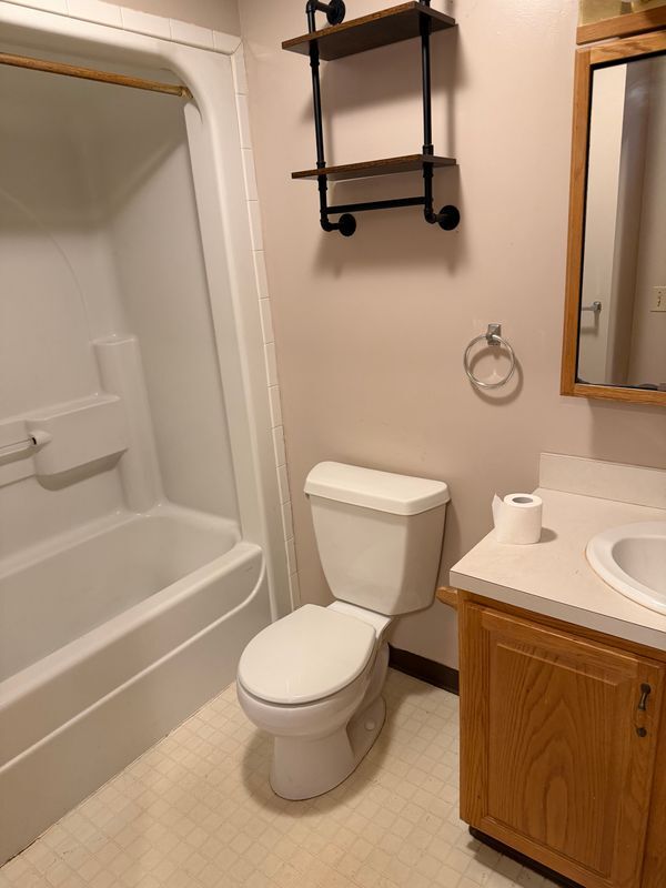 Building Photo - 609 Main St