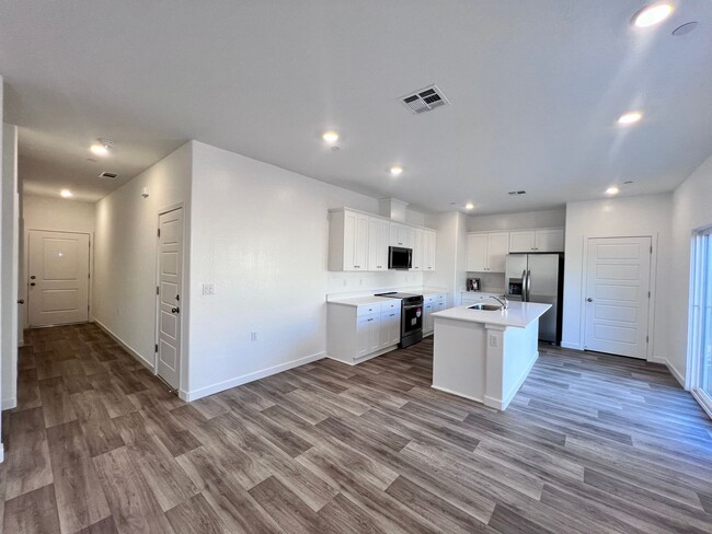 Building Photo - $2,950 Ashlan & Highland - Clovis 4 Bedroom/ Solar Panels/ Tesla Power Wall