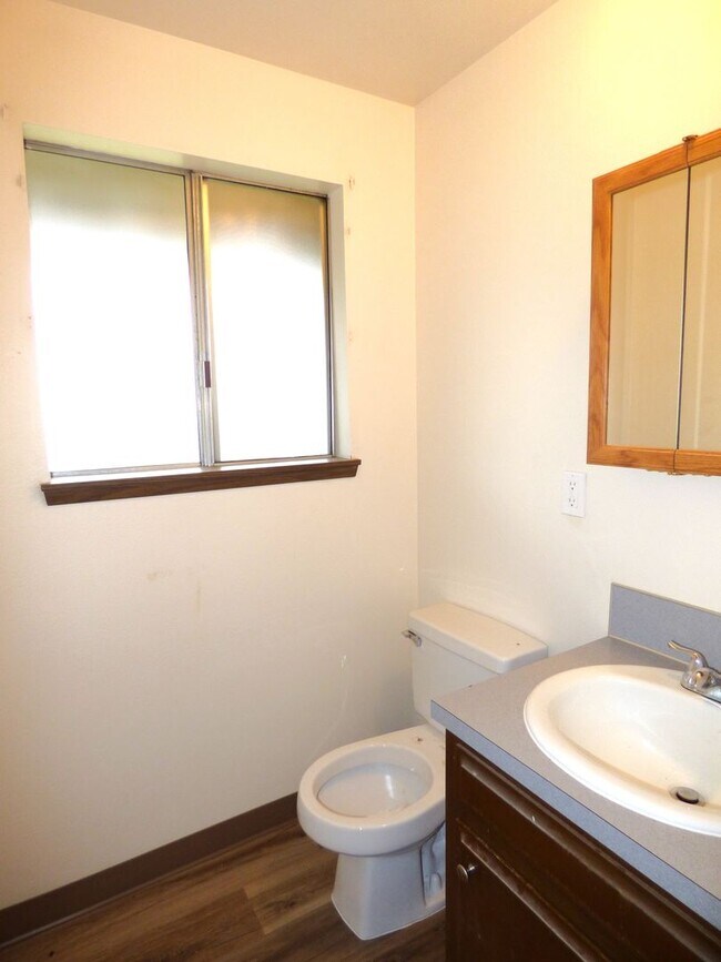 Building Photo - Rent Special!! 1/2 Off March Rent!