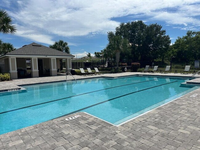 Building Photo - 118 Mandovi St