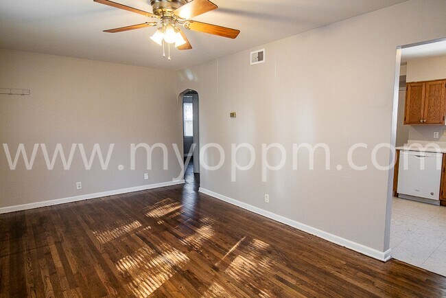 Building Photo - Recently Updated House | Old Towne Bellevue