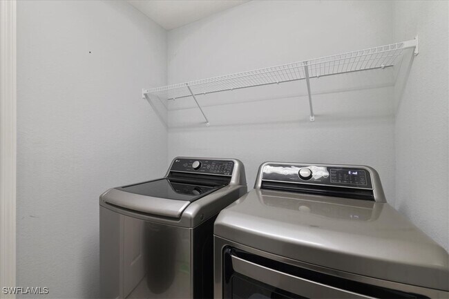 Building Photo - 315 SW 31st Pl