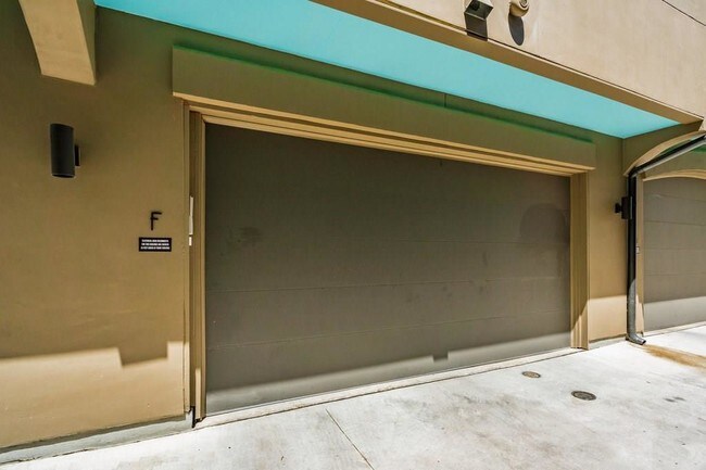 Building Photo - 206 E Live Oak St