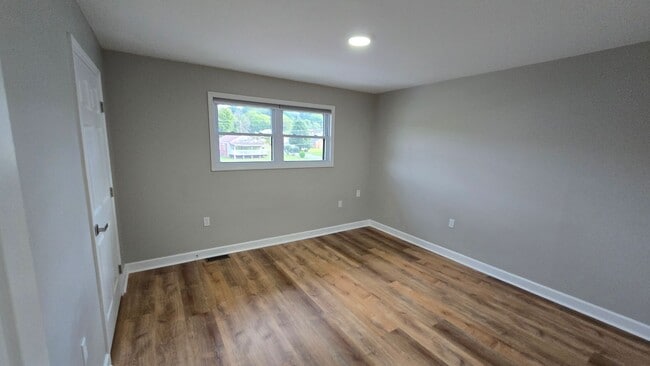 Building Photo - 2 bedroom/1.5 bath Townhouse  Kingsport, TN